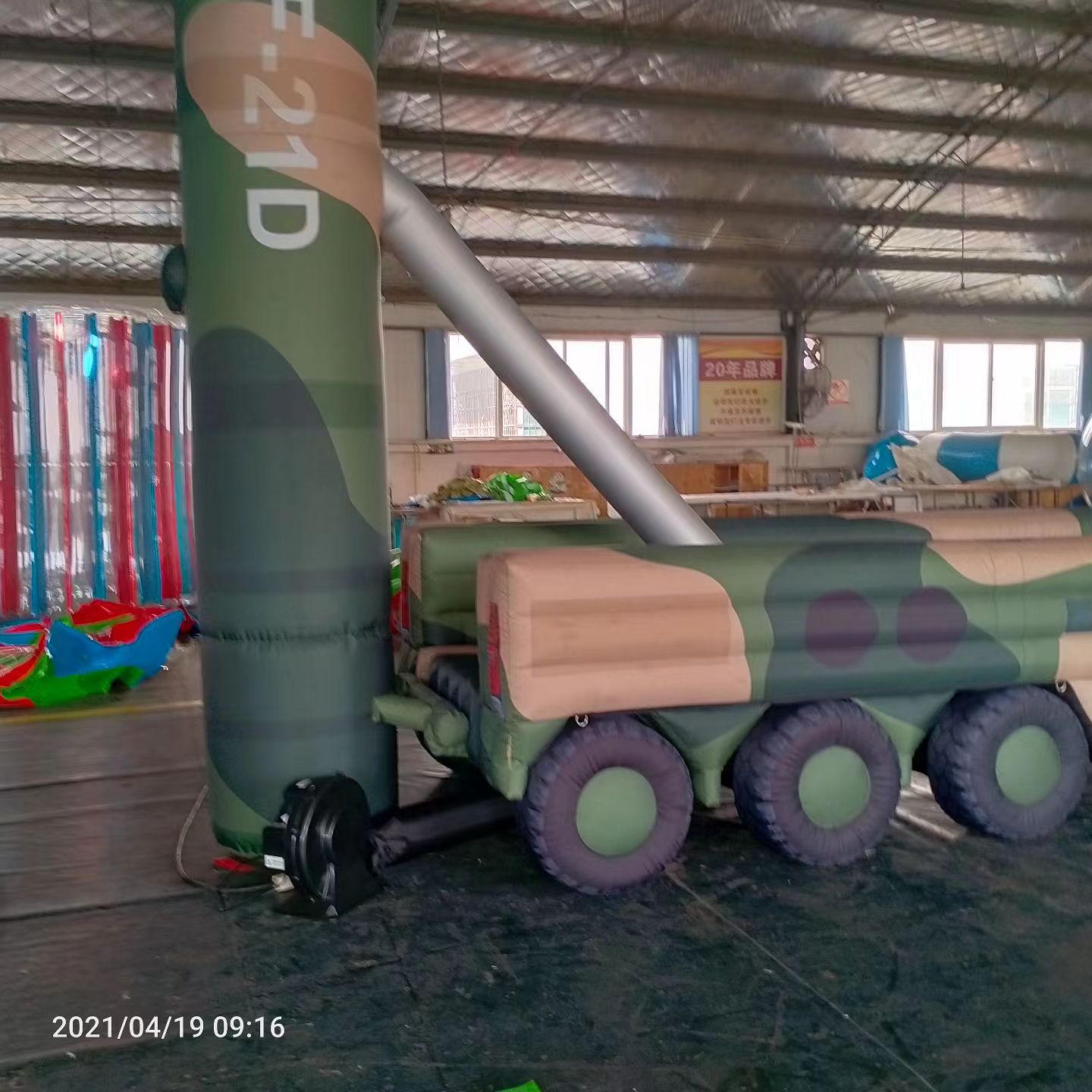 槐荫军事演习中的充气目标车辆：模拟发射车雷达车坦克飞机
